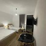 Four Generation Nocleg ze śniadaniem 4*