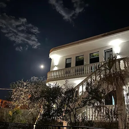 Bed & Breakfast Four Generation 4*